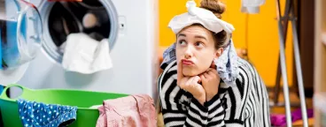 Une jeune adulte fait une lessive pour la première fois