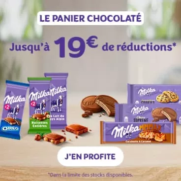 Des tablettes de chocolat Milka et des biscuits sur une table