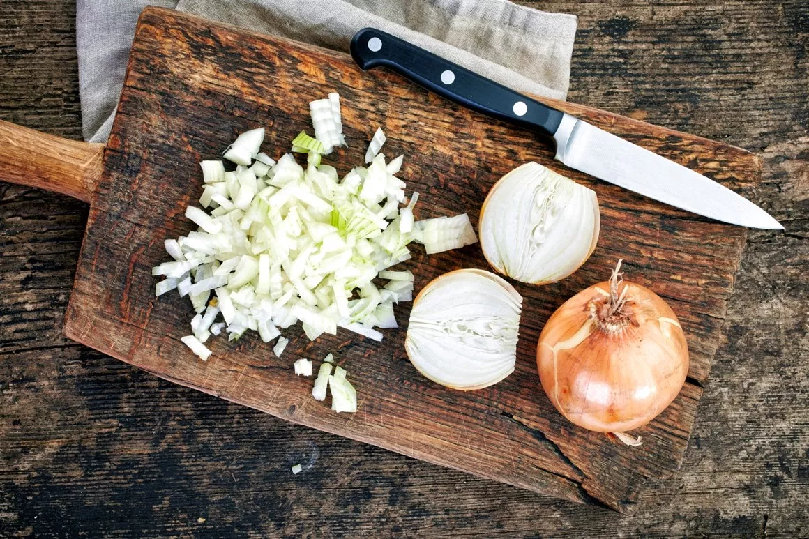 TECHNIQUE CULINAIRE : CISELER UN OIGNON 