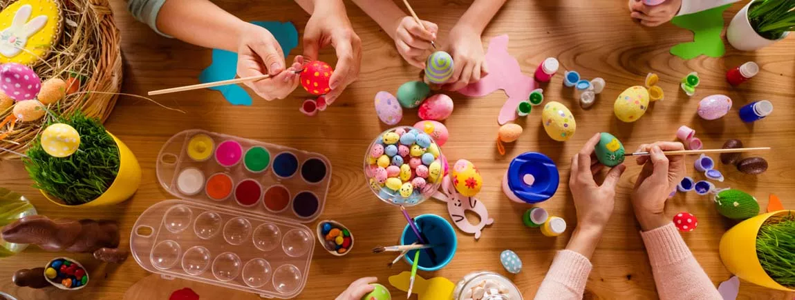 Idée DIY de Pâques pour les enfants : bricoler des œufs de Pâques colorés  collés sur des pinces à linge