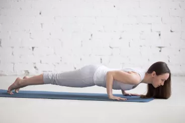 Une femme en position de gainage