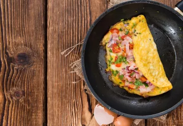 Omelette roulée au jambon de Bayonne, aux légumes et au piment d’Espelette