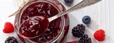 Un pot de confiture aux fruits rouges