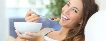 Une femme prend son petit déjeuner