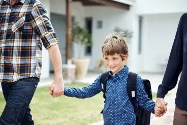 Un petit garçon va à l’école le jour de la rentrée