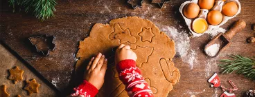 De la pate à biscuits sur un plan de travail