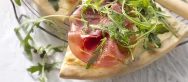 Pizza blanche au Philadelphia® nature, jambon cru et roquette