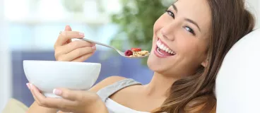 Une femme prend son petit déjeuner