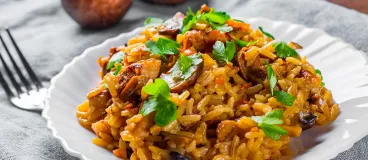 Plat cuisiné  de one pot rice aux champignons et olives. 