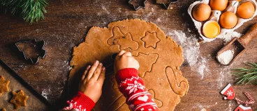 De la pate à biscuits sur un plan de travail