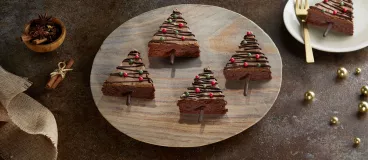 Des brownies en forme de sapin posés dans une assiete