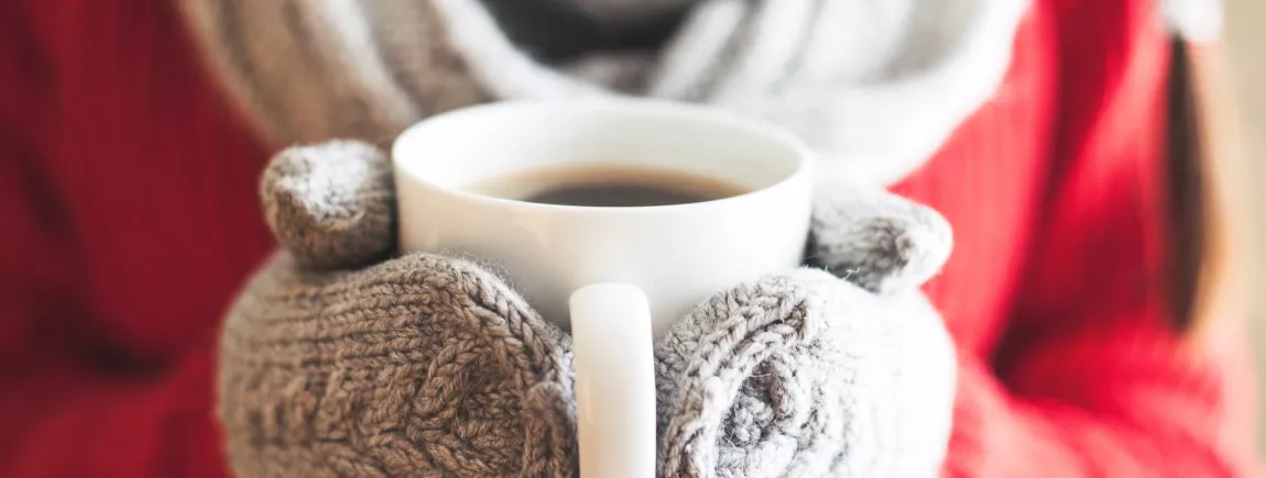 Trois femmes partagent un moment de détente en buvant un café.