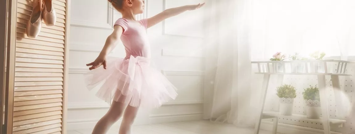 Une petite fille fait de la danse