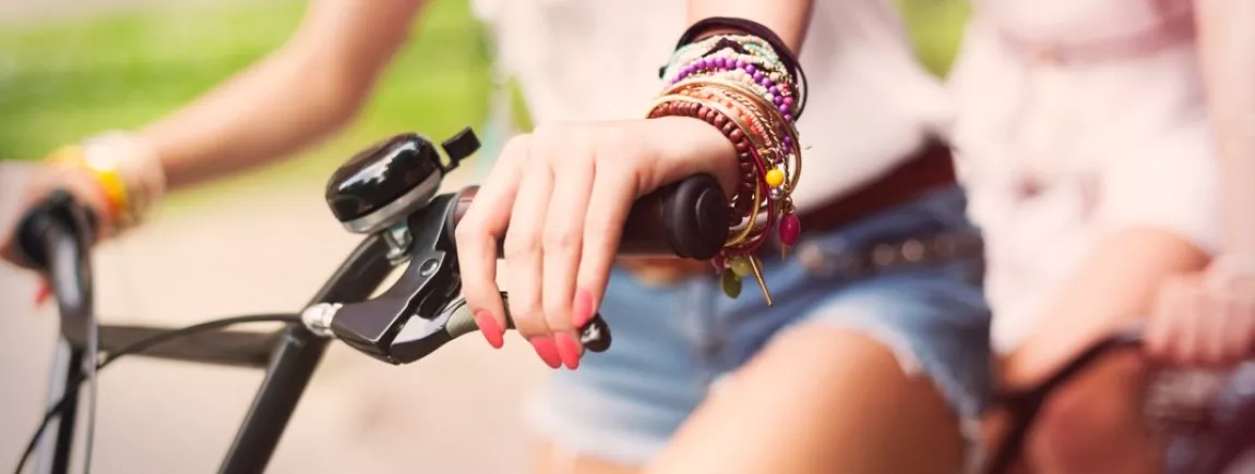 Deux femmes sur un tandem