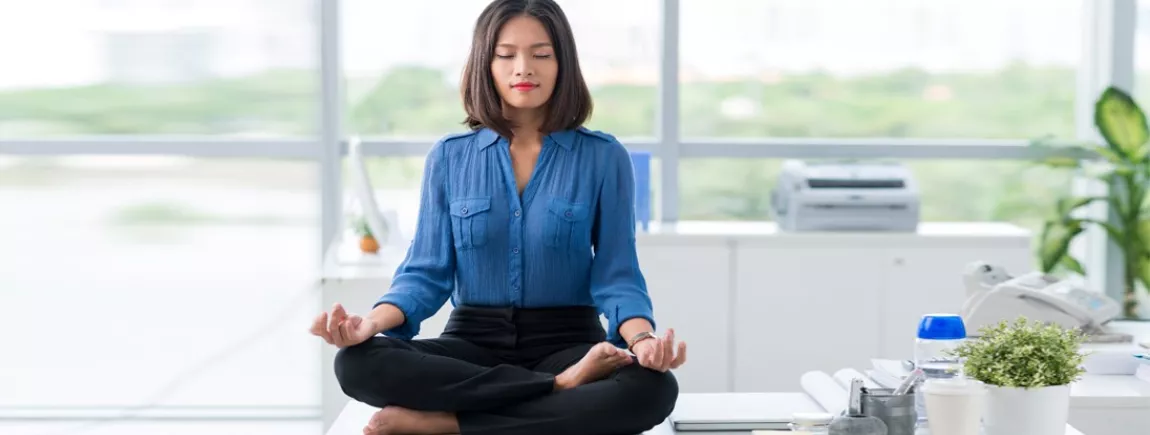 Une femme fait du yoga