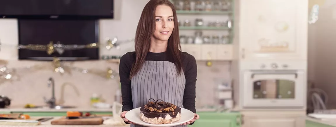 Une cuisinière novice en patisserie réalise un gateau au chocolat