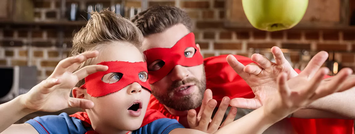 Un père et son fils jouent en prenant le goûter avec Petit Ecolier