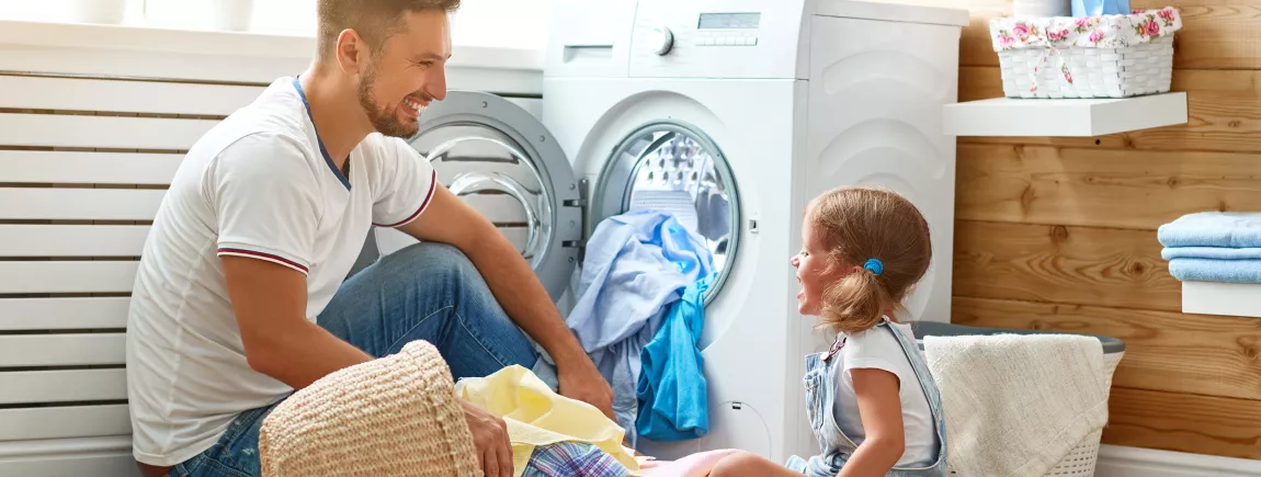 Personne Mettant Une Capsule De Lessive Dans Un Lave-linge