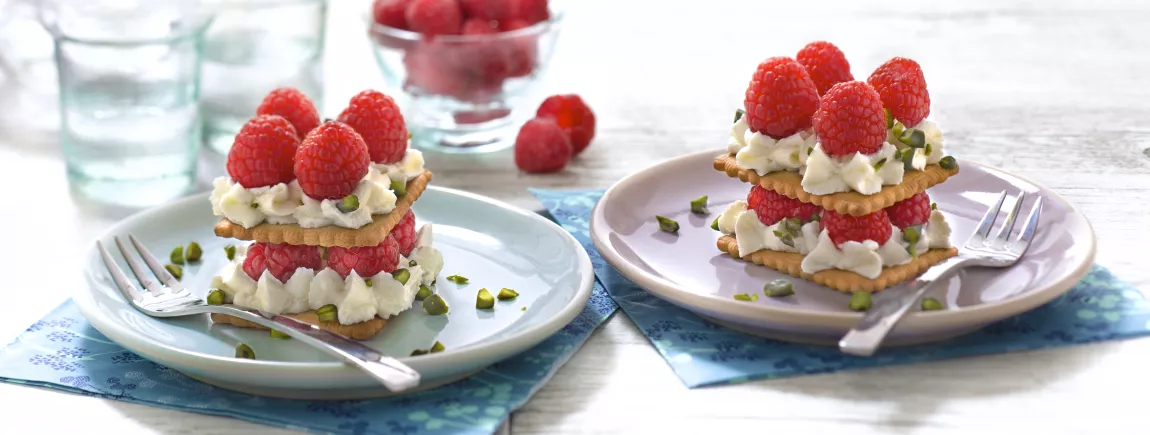 Millefeuille de biscuits Thé de LU® aux framboises et pistache