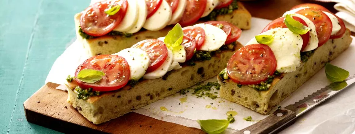 Tartine de tomate-mozza et purée de basilic