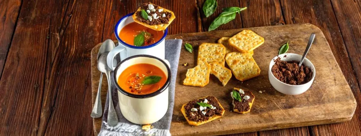 Un velouté de tomates et tapenade sur biscuits TUC