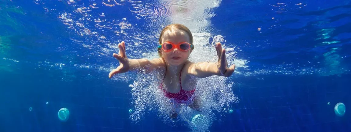 enfant qui nage sous l'eau