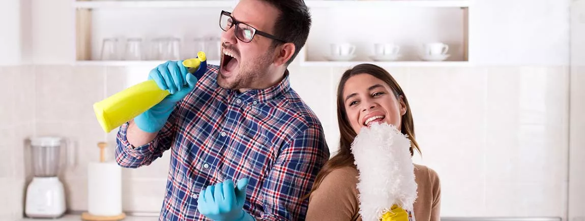 Un homme et une femme faisant un clin d’œil, pour faire écho aux astuces qu’ils proposent. 