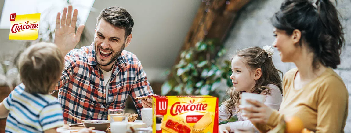 famille prend son petit déjeuner avec Cracotte®