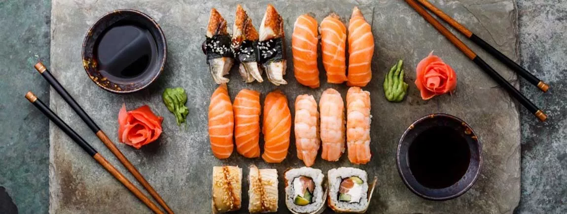 Un plateau de sushis