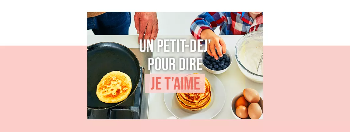 Un enfant qui cuisine avec son père 