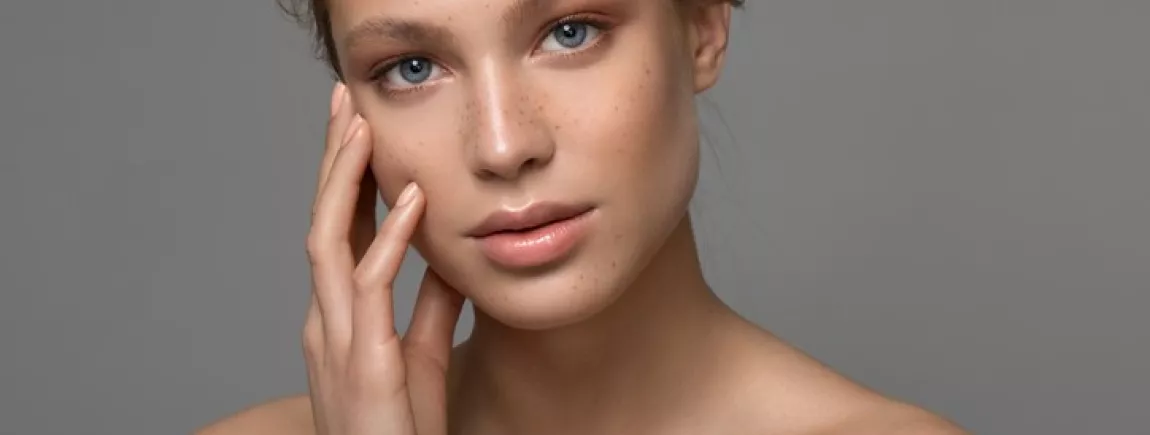 Une jeune femme sans maquillage