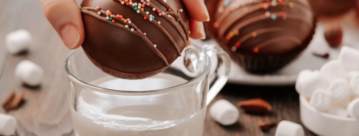 Nos bombes à chocolat chaud sont prêtes! Une coquille de chocolat