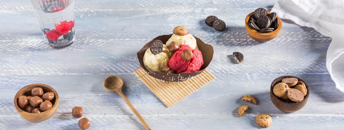 Des coupes glacées avec des Granola mini cookies, des Milka Mini Supreme et  des Oreo crunchies.