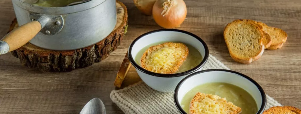 Une soupe à l’oignon avec le pain grillé campagne Pelletier