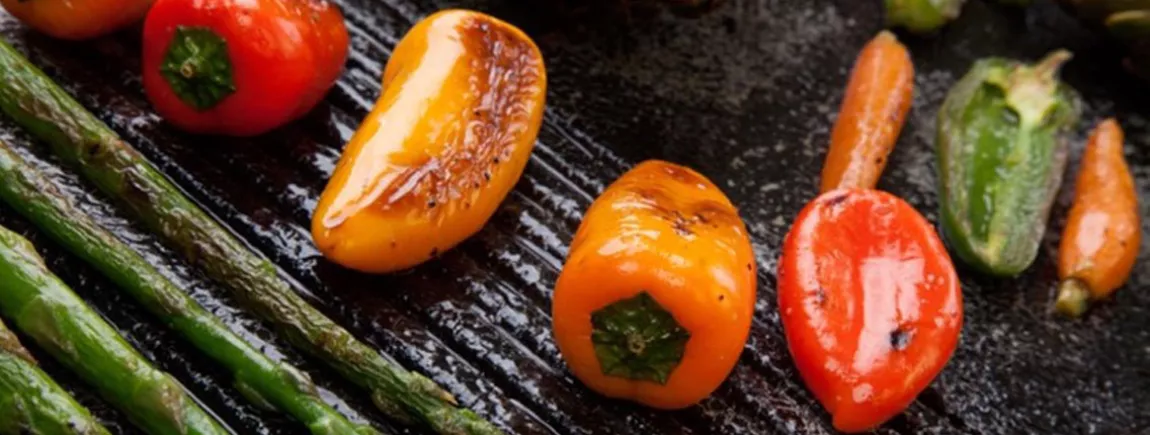 5 recettes de Pierrade® conviviales et gourmandes De la viande et des légumes grillés sur une Pierrade®