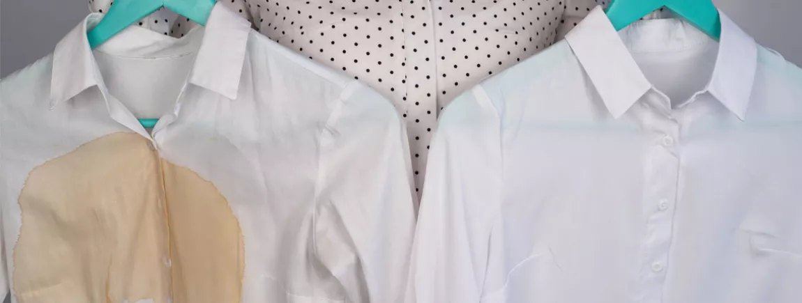 Comment laver une chemise ? Une chemise avec une tâche et une chemise propre blanche