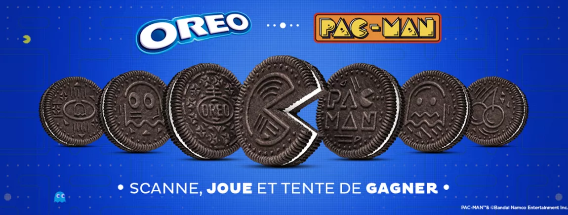 Gateau Oreo sur un fond bleu, logo oreo pac man en haut, petit pac man en arriere plan