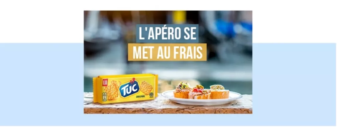 Un paquet de Tuc® est à côté d’une assiette de bouchées apéritives.