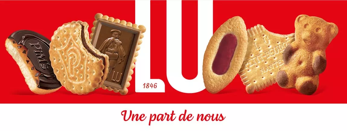 Les gâteaux Lu® sont exposés devant le logo Lu®