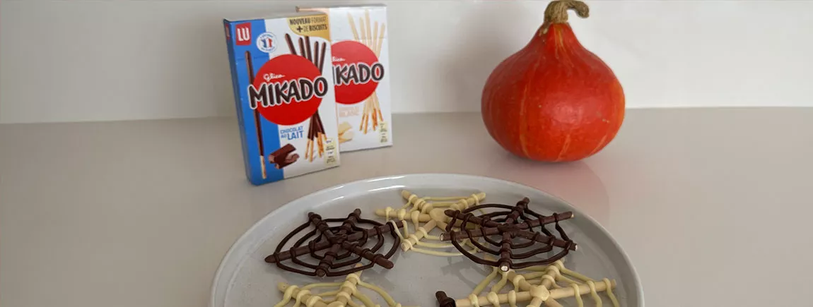 Des toiles d'araignée faites avec des Mikado et des packs de Mikado en fond