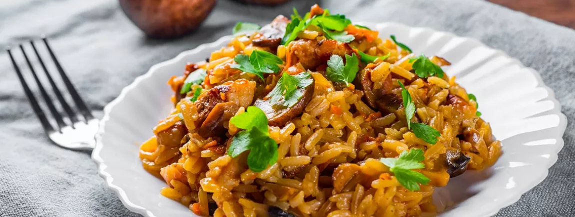 Plat cuisiné  de one pot rice aux champignons et olives. 