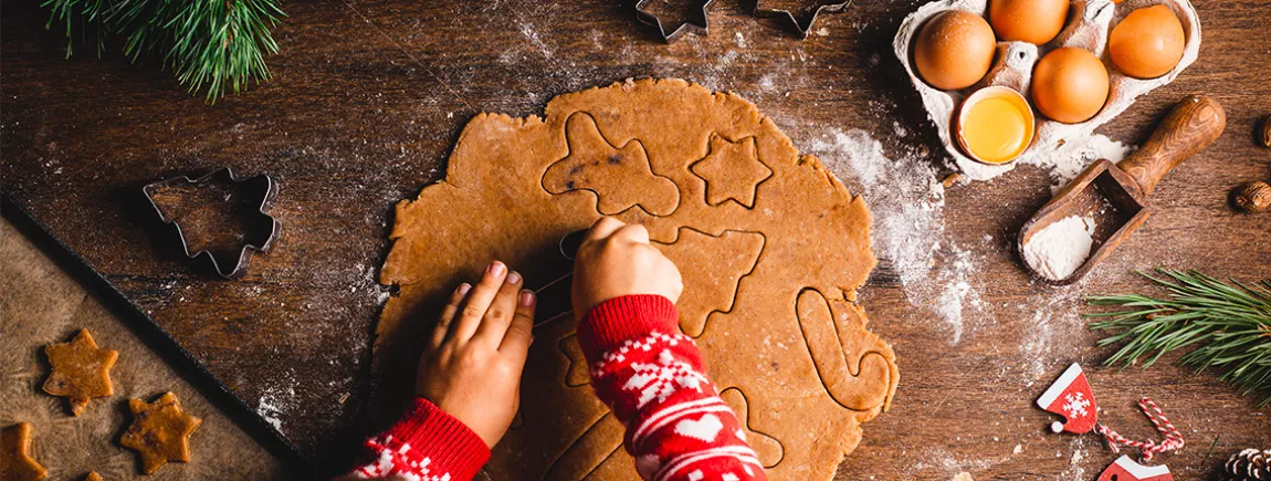 De la pate à biscuits sur un plan de travail