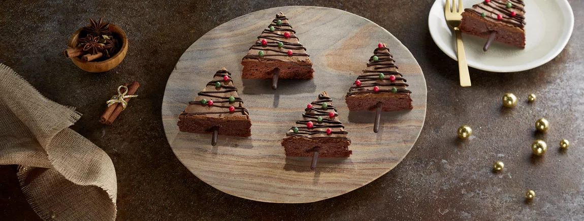 Des brownies en forme de sapin posés dans une assiete