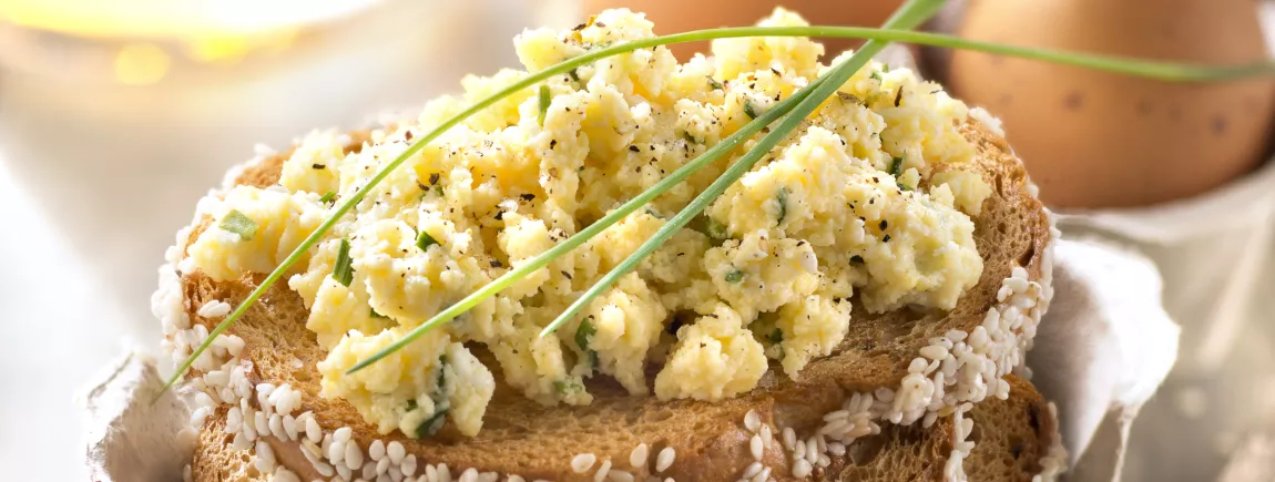 Tartine oeufs brouillés, feta et ciboulette avec Pelletier®