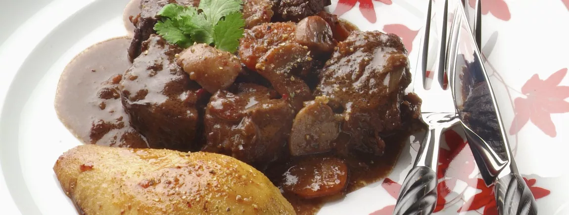 Bourguignon au chocolat poivré et aux poires rôties