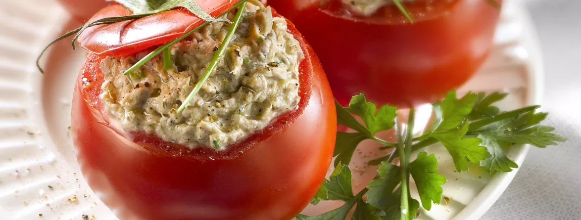 Tomates crues farcies aux rillettes de sardines au Philadelphia® nature et aux herbes