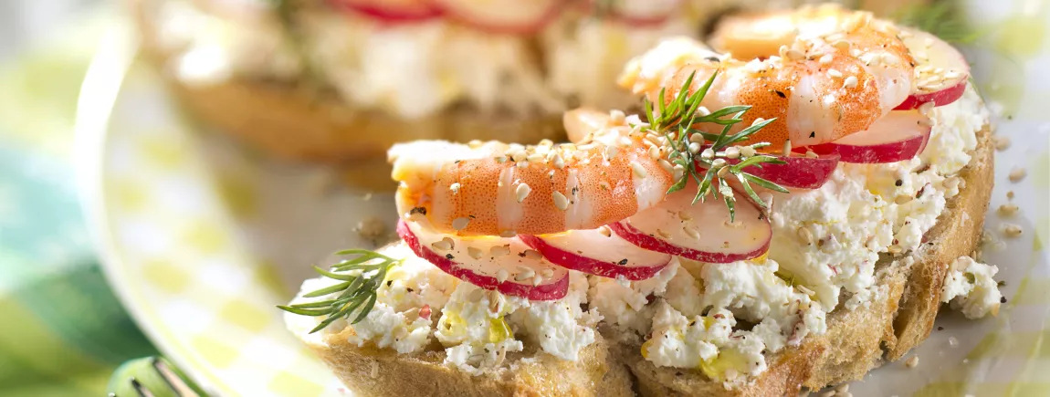 Tartine fraîcheur au Philadelphia® nature, radis et crevettes roses