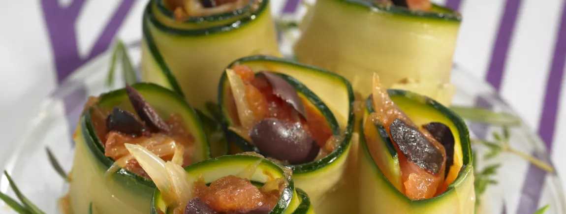 Rouleaux de courgettes à la tomate et aux olives noires