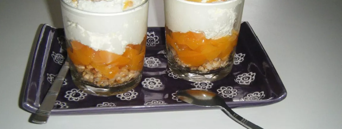 Verrines de pêches à la crème chantilly et Grany® Amandes caramélisées