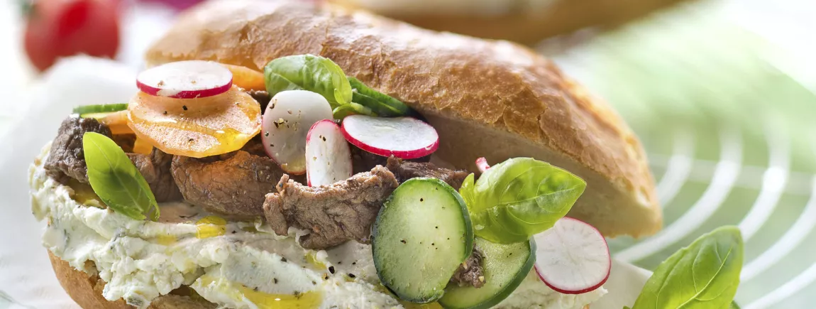 Sandwich Philadelphia®, émincé de légumes crus et lamelles de bœuf